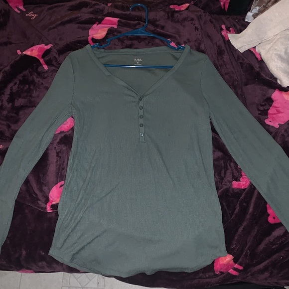 Green long sleeve v neck with buttons - Picture 2 of 4